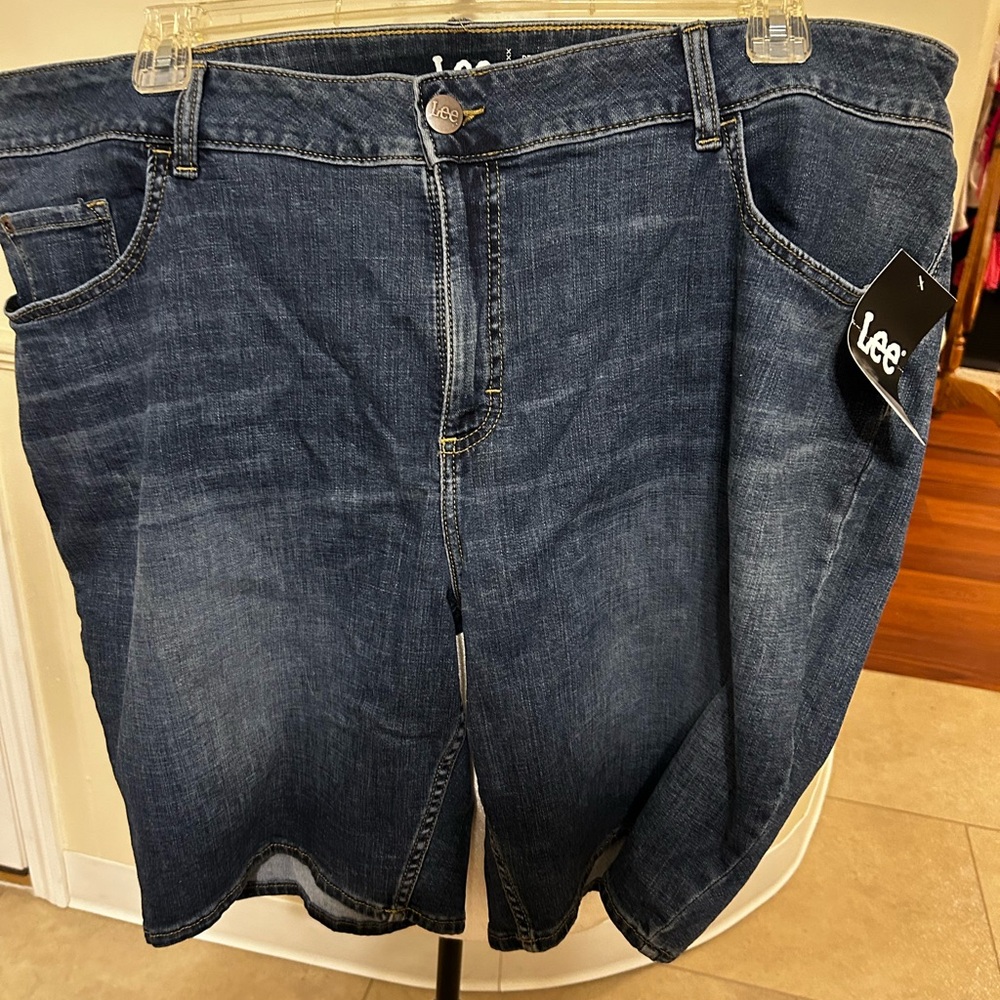 New with tags Woman’s Lee Bermuda mid rise shorts size 24 W